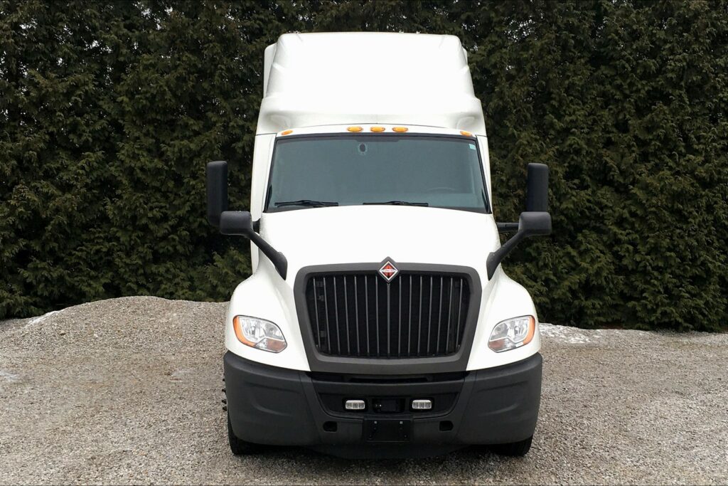 2021 CUM LT625 6×4 Sleeper