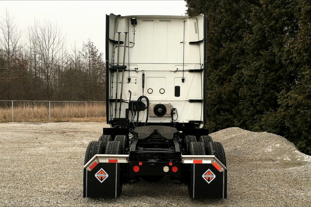 2021 CUM LT625 6×4 Sleeper