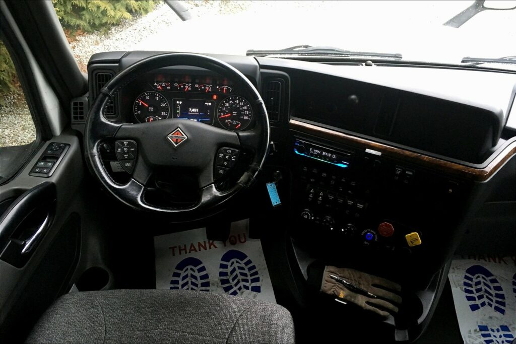 2021 CUM LT625 6×4 Sleeper