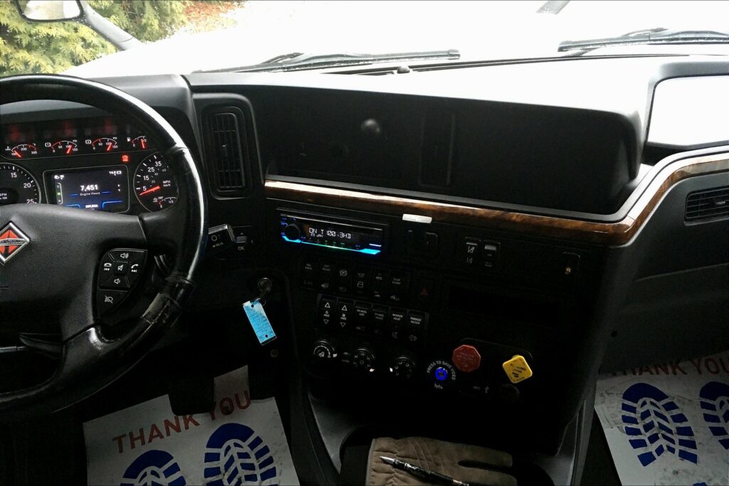 2021 CUM LT625 6×4 Sleeper