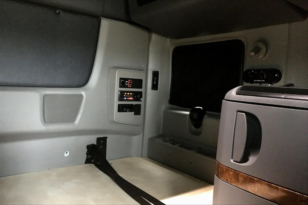 2021 CUM LT625 6×4 Sleeper