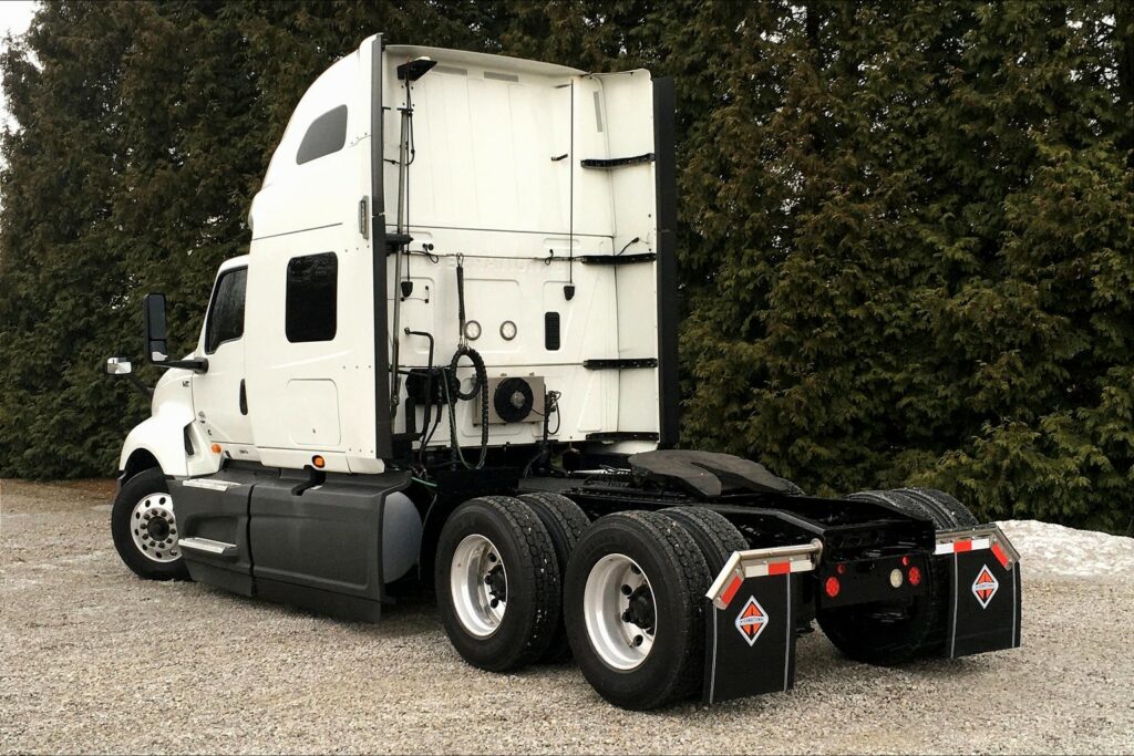 2021 CUM LT625 6×4 Sleeper