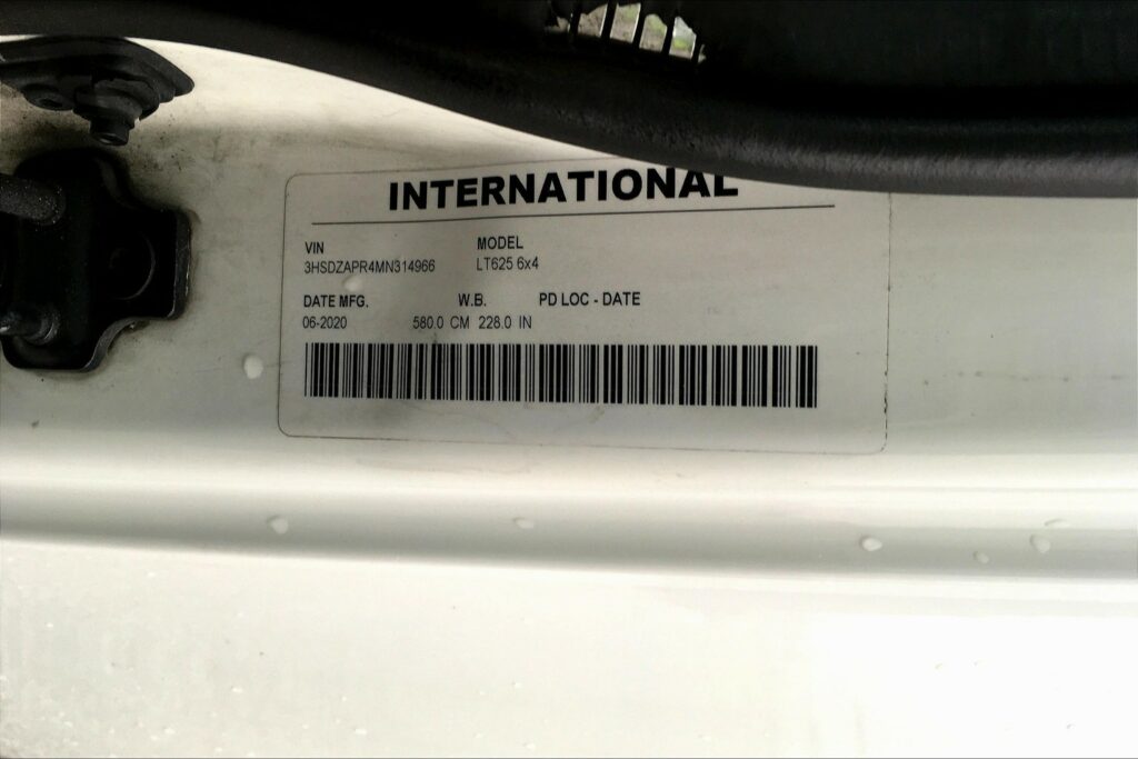 2021 CUM LT625 6×4 Sleeper