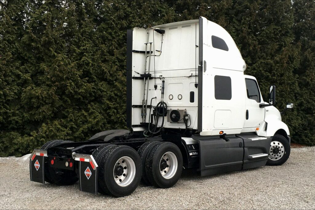 2021 CUM LT625 6×4 Sleeper