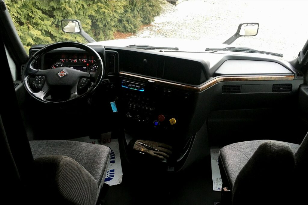 2021 CUM LT625 6×4 Sleeper