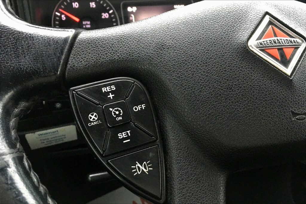 2021 CUM LT625 6×4 Sleeper