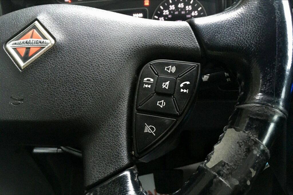 2021 CUM LT625 6×4 Sleeper