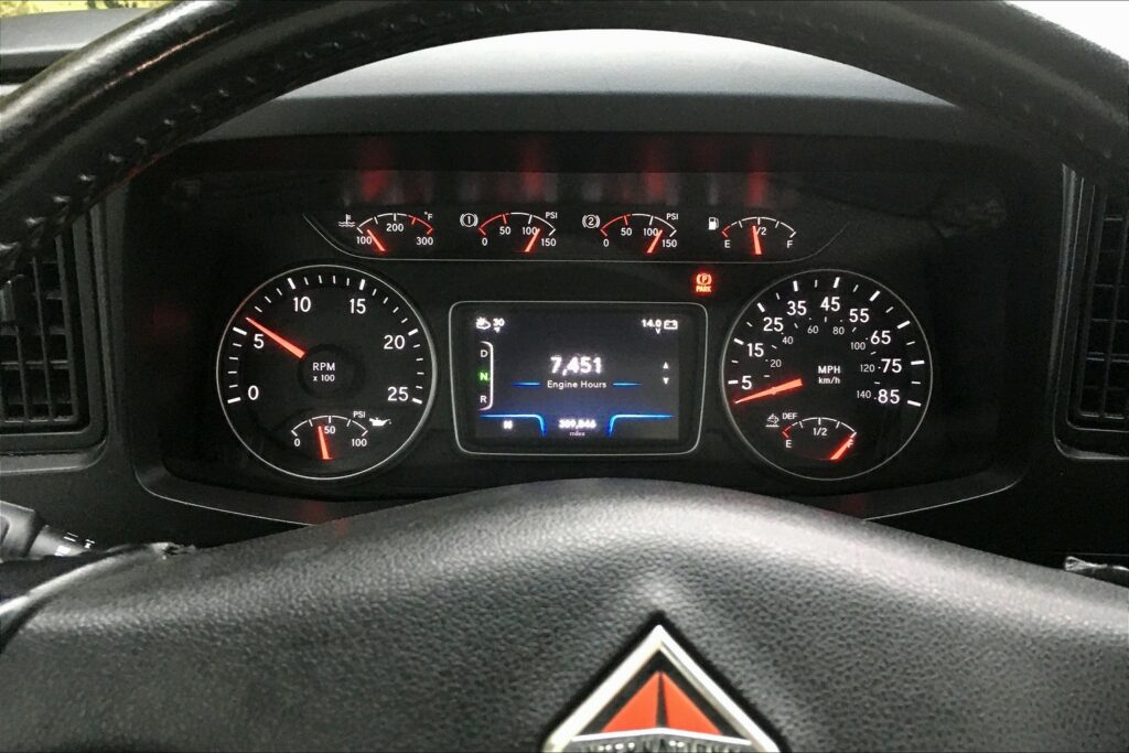 2021 CUM LT625 6×4 Sleeper