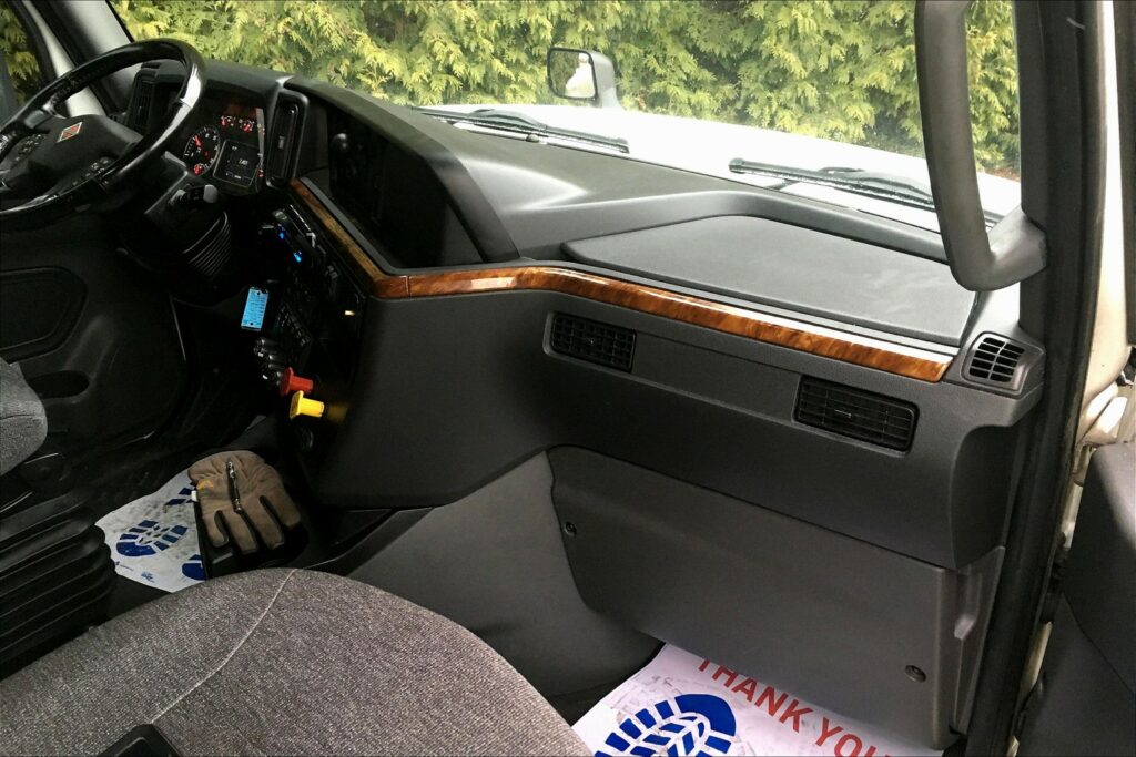 2021 CUM LT625 6×4 Sleeper