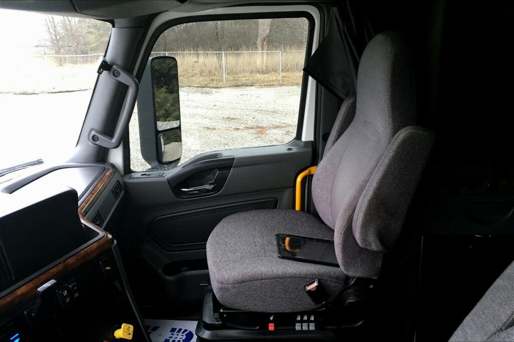 2021 CUM LT625 6×4 Sleeper