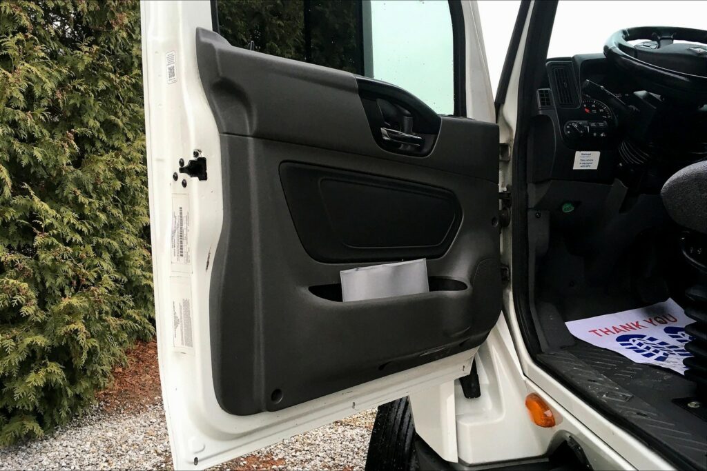 2021 CUM LT625 6×4 Sleeper