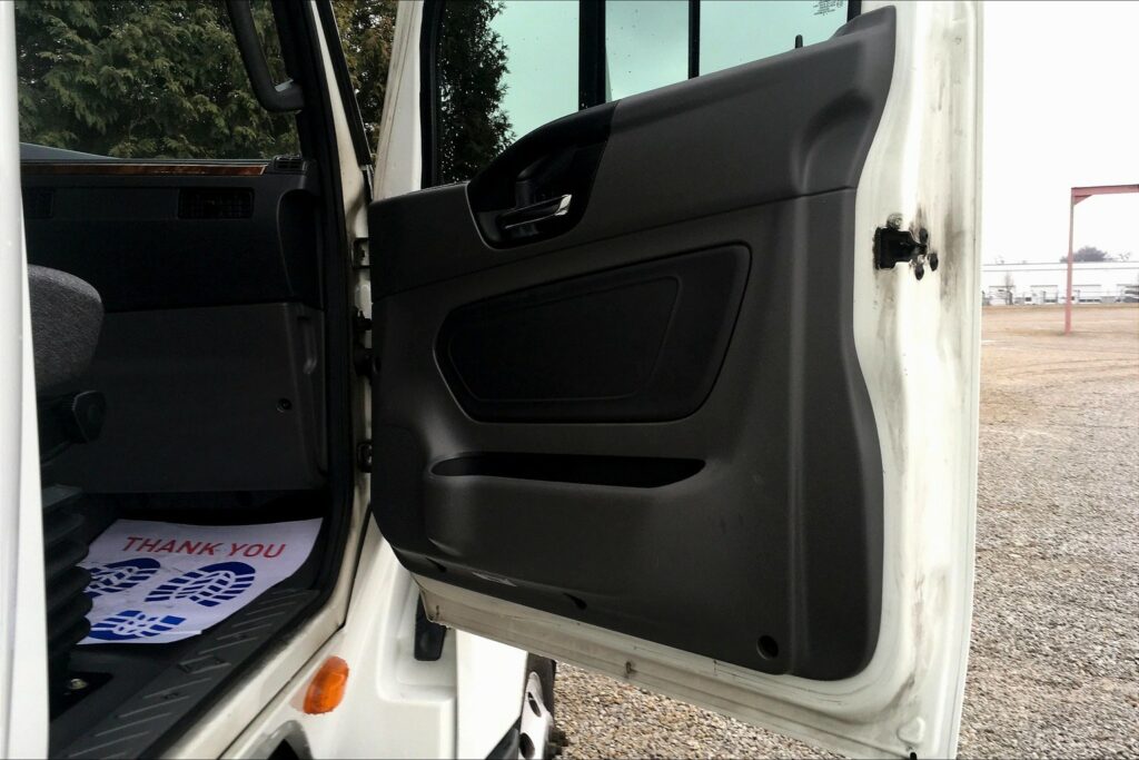 2021 CUM LT625 6×4 Sleeper