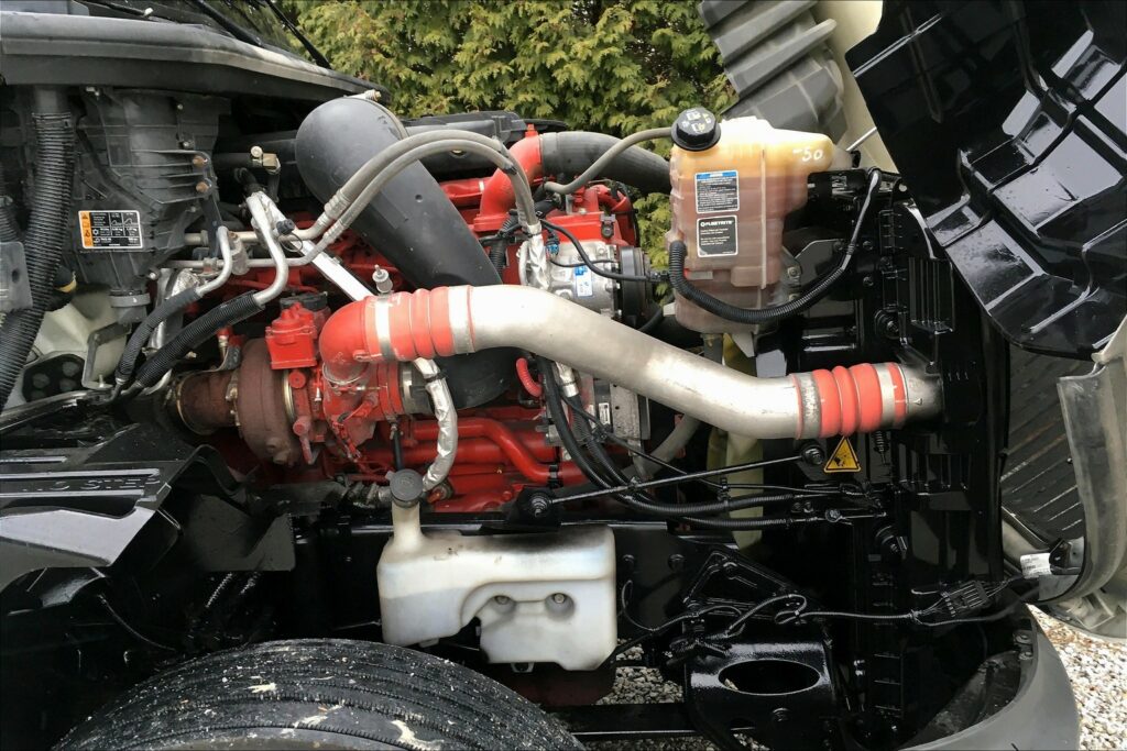 2021 CUM LT625 6×4 Sleeper