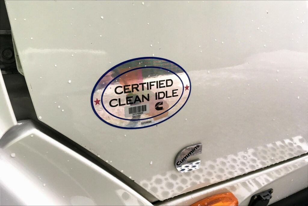 2021 CUM LT625 6×4 Sleeper