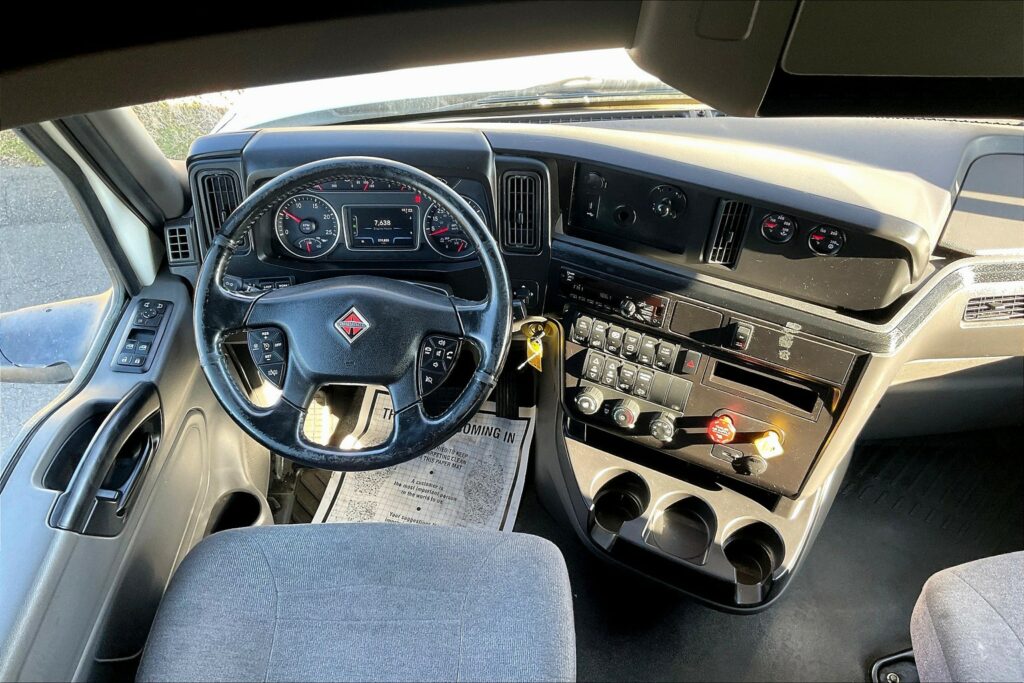 2020 CUM LT625 6×4 Sleeper