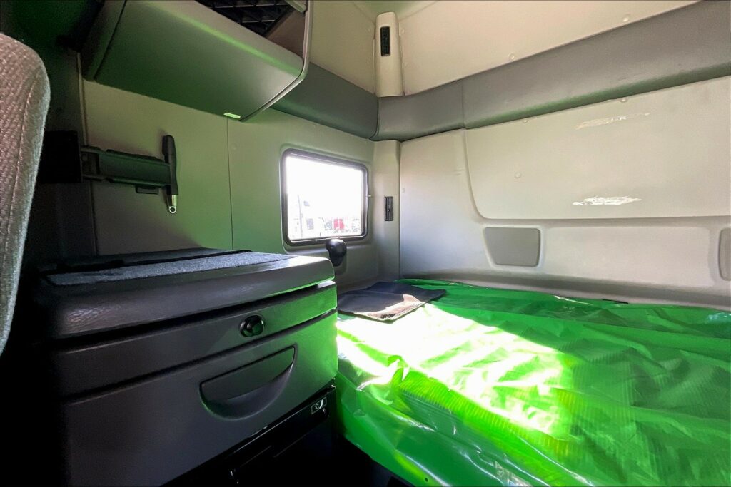 2020 CUM LT625 6×4 Sleeper