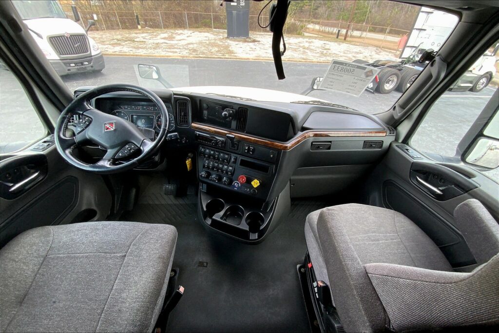 2021 CUM LT625 6×4 Sleeper