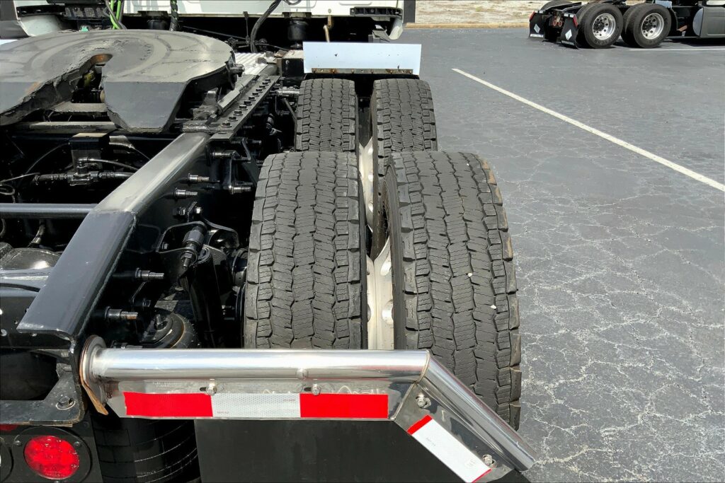 2021 CUM LT625 6×4 Sleeper