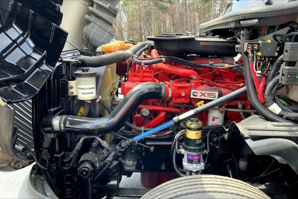 2021 CUM LT625 6×4 Sleeper