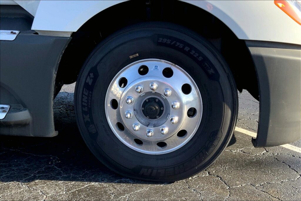 2021 CUM LT625 6×4 Sleeper