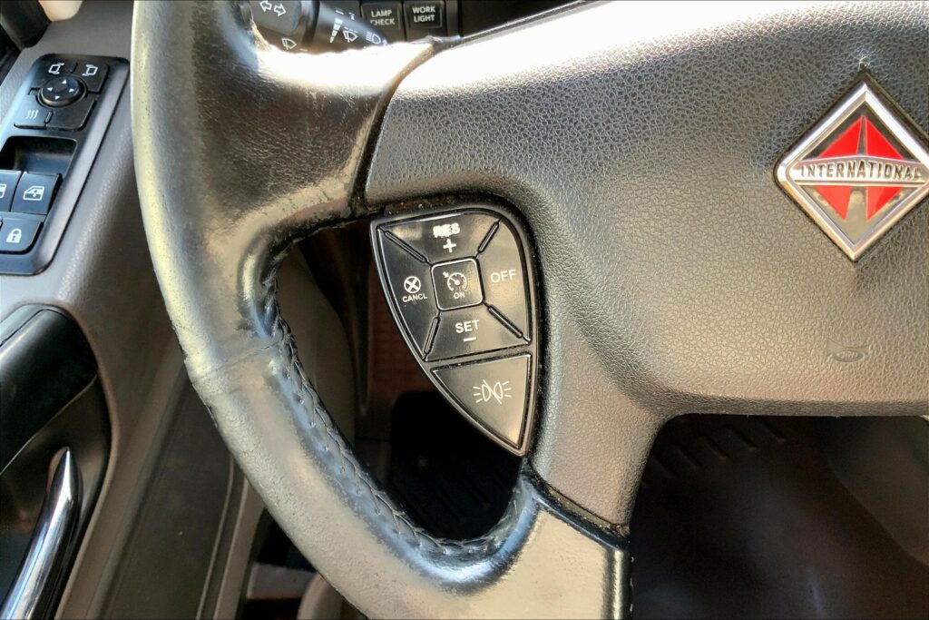 2021 CUM LT625 6×4 Sleeper