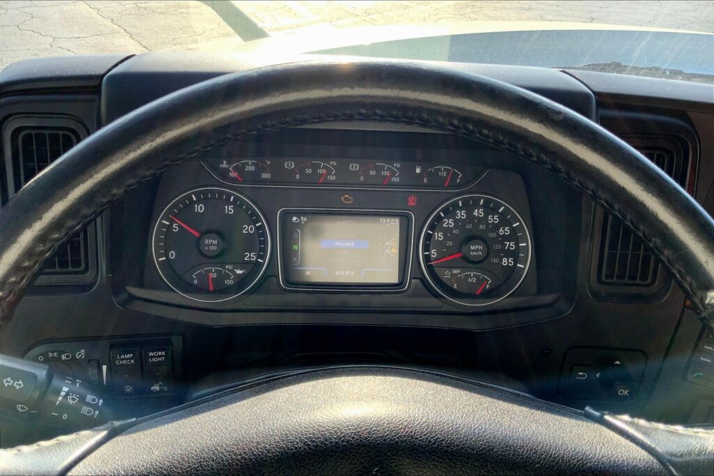 2021 CUM LT625 6×4 Sleeper