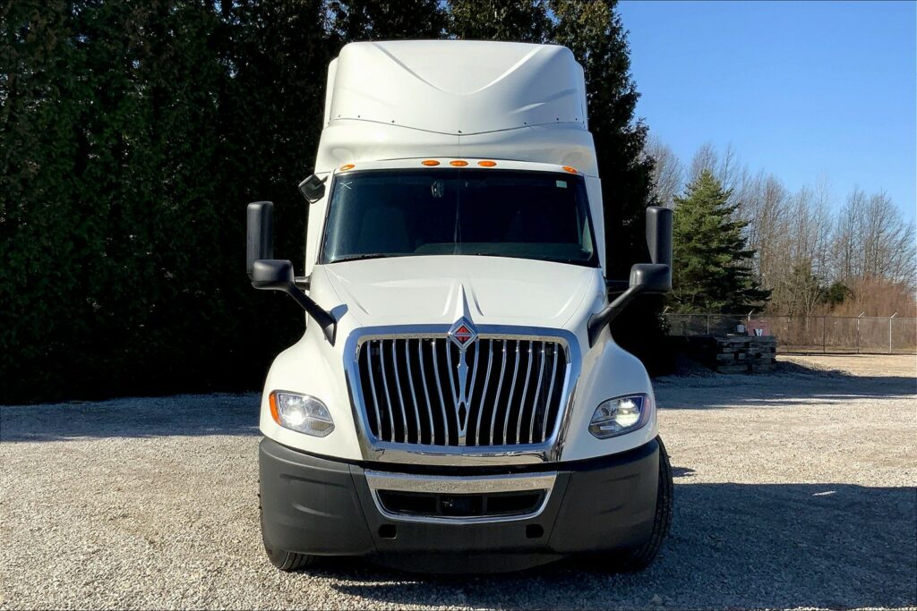 2022 CUM LT625 6×4 Sleeper