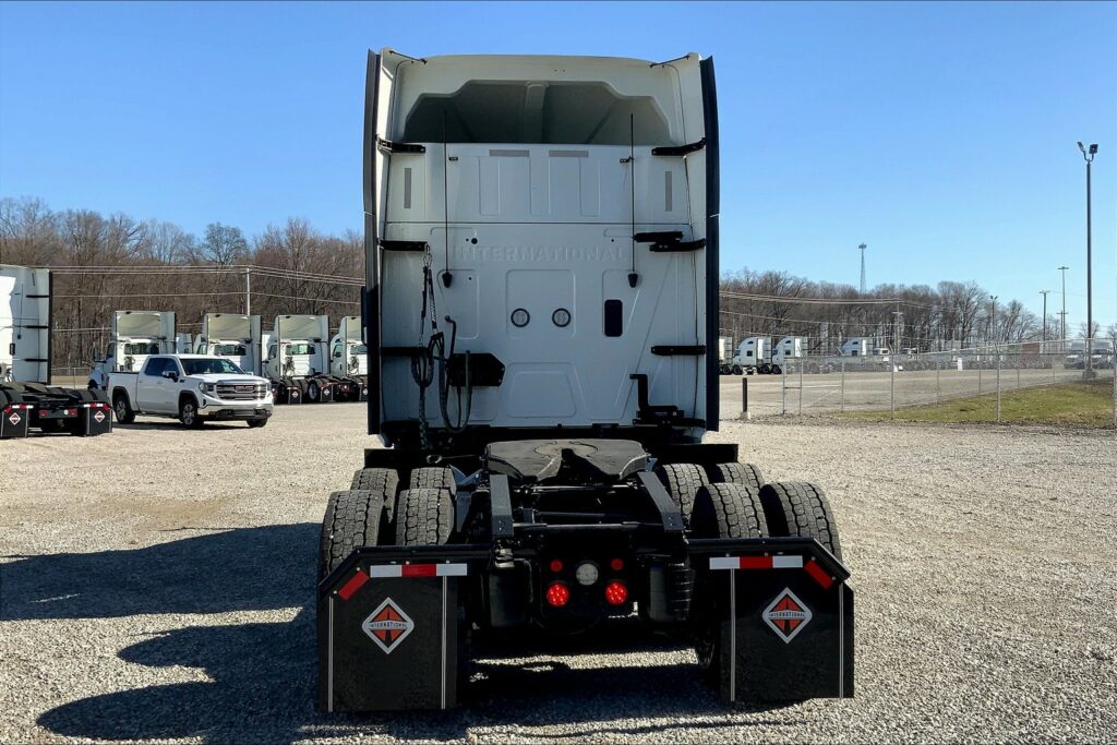 2022 CUM LT625 6×4 Sleeper