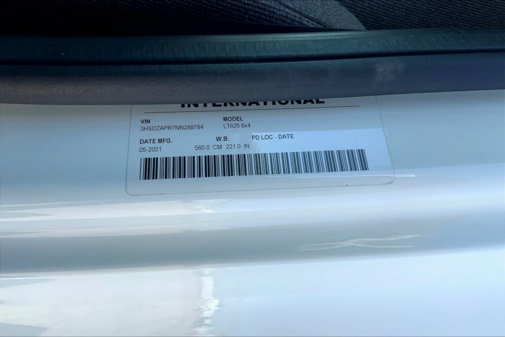 2022 CUM LT625 6×4 Sleeper