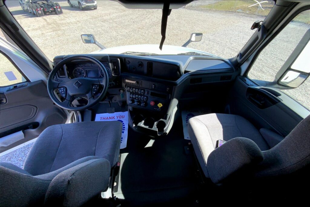 2022 CUM LT625 6×4 Sleeper