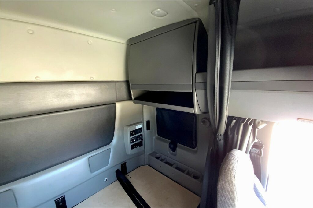 2022 CUM LT625 6×4 Sleeper