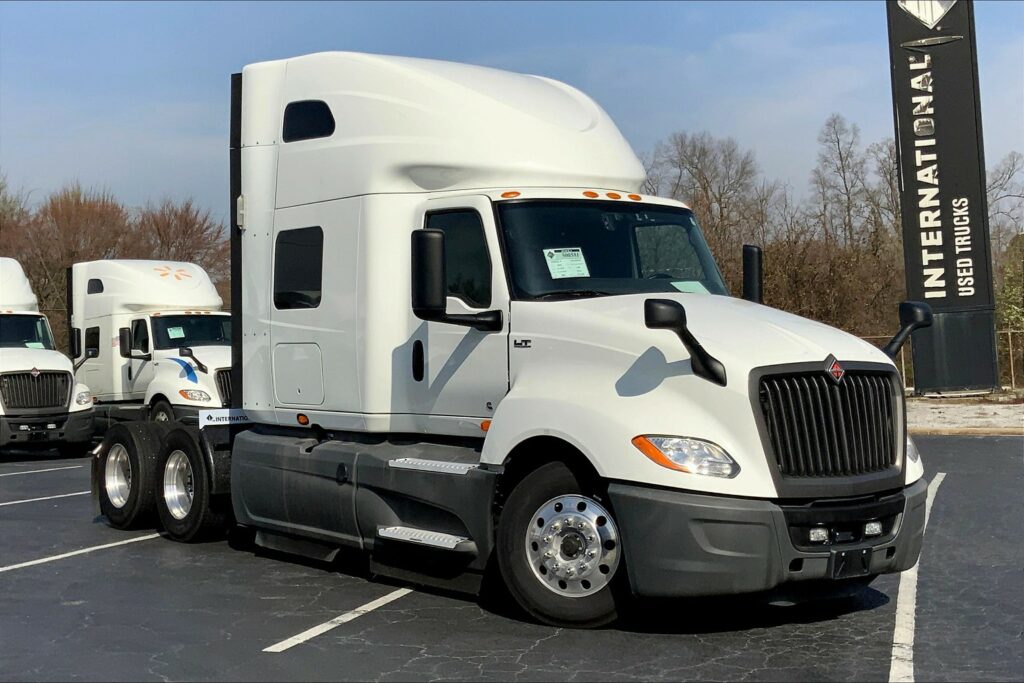 2021 CUM LT625 6×4 Sleeper