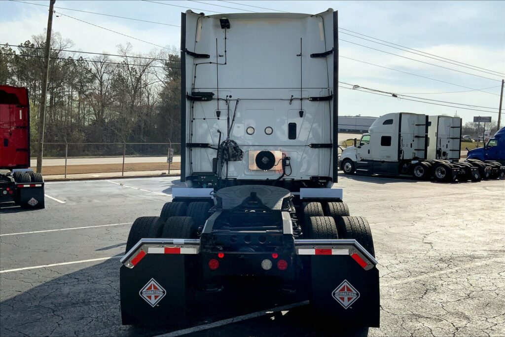 2021 CUM LT625 6×4 Sleeper