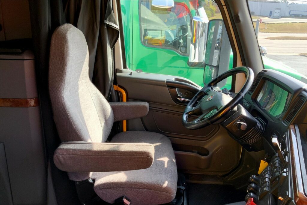 2021 CUM LT625 6×4 Sleeper