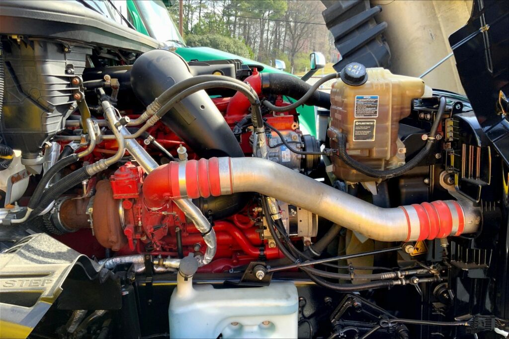 2021 CUM LT625 6×4 Sleeper