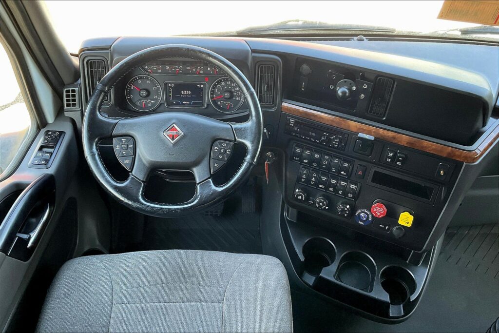 2021 CUM LT625 6×4 Sleeper