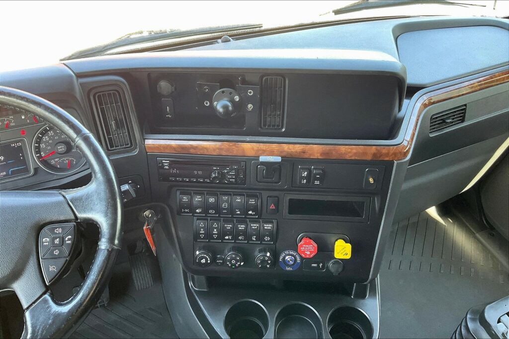 2021 CUM LT625 6×4 Sleeper