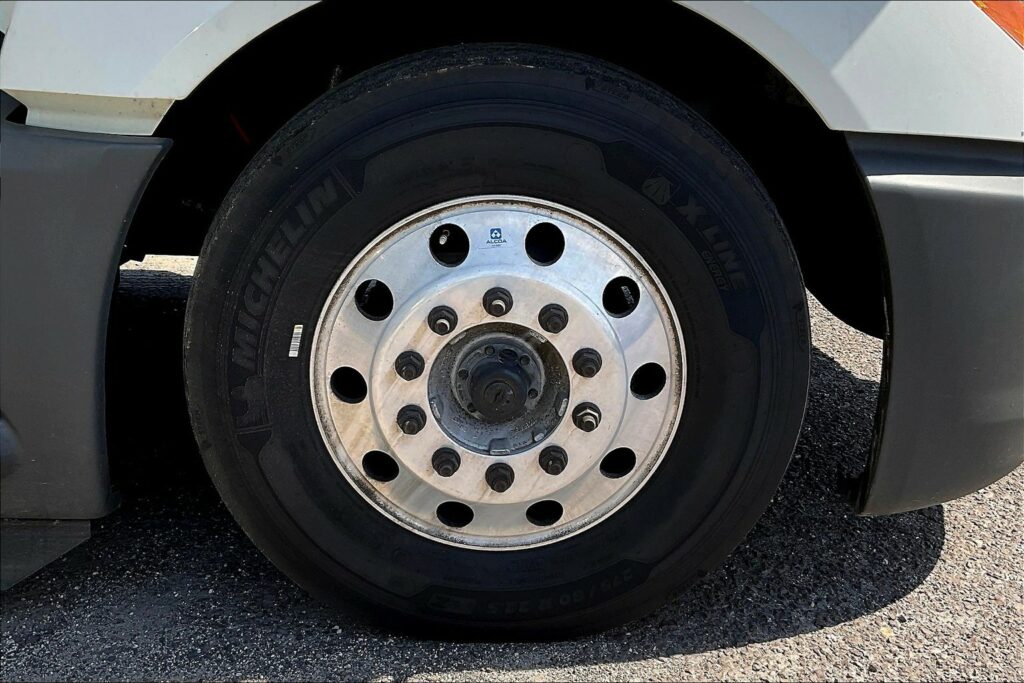 2021 CUM LT625 6×4 Sleeper