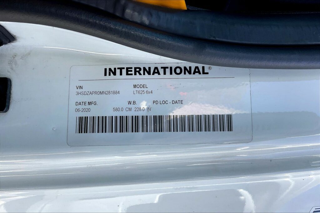 2021 CUM LT625 6×4 Sleeper