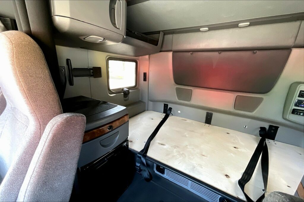 2021 CUM LT625 6×4 Sleeper