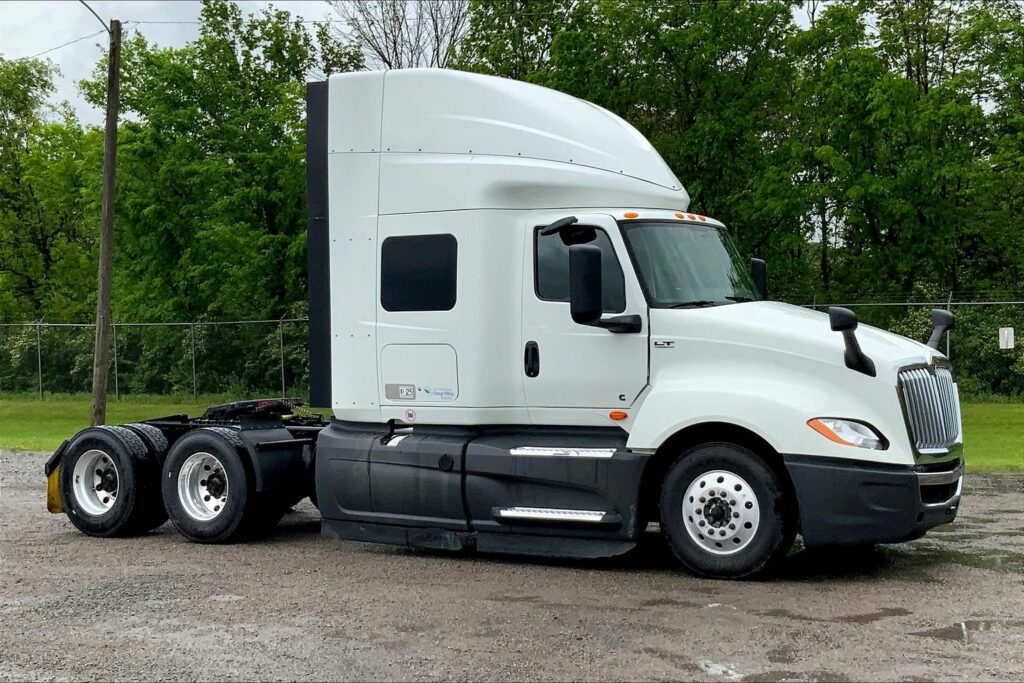 2022 CUM LT625 6×4 Sleeper