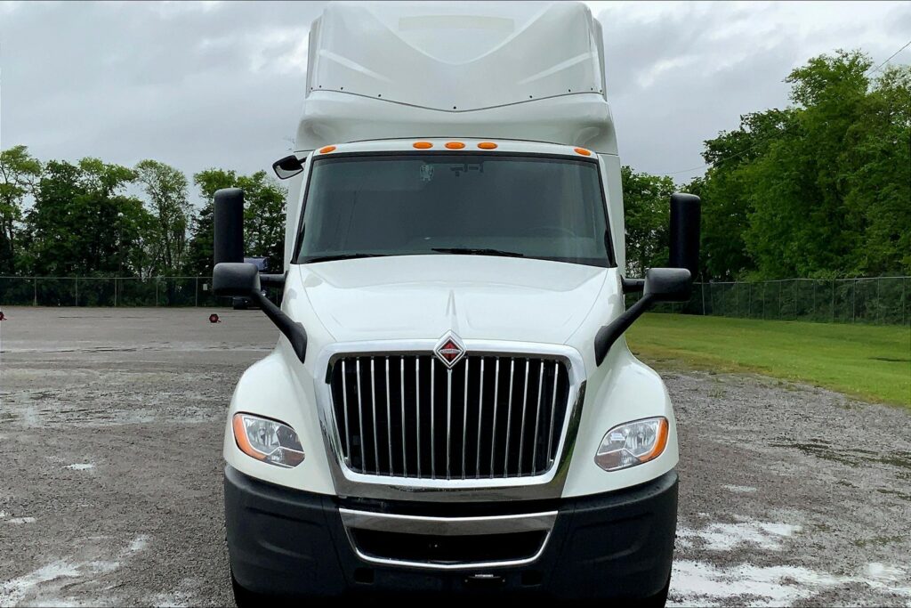 2022 CUM LT625 6×4 Sleeper