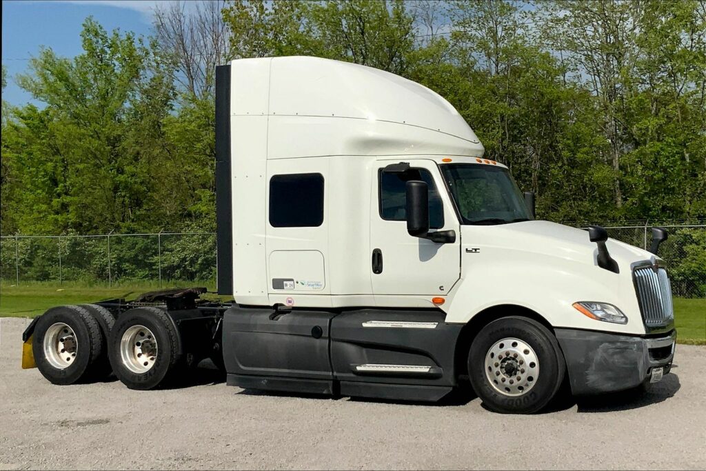 2022 CUM LT625 6×4 Sleeper