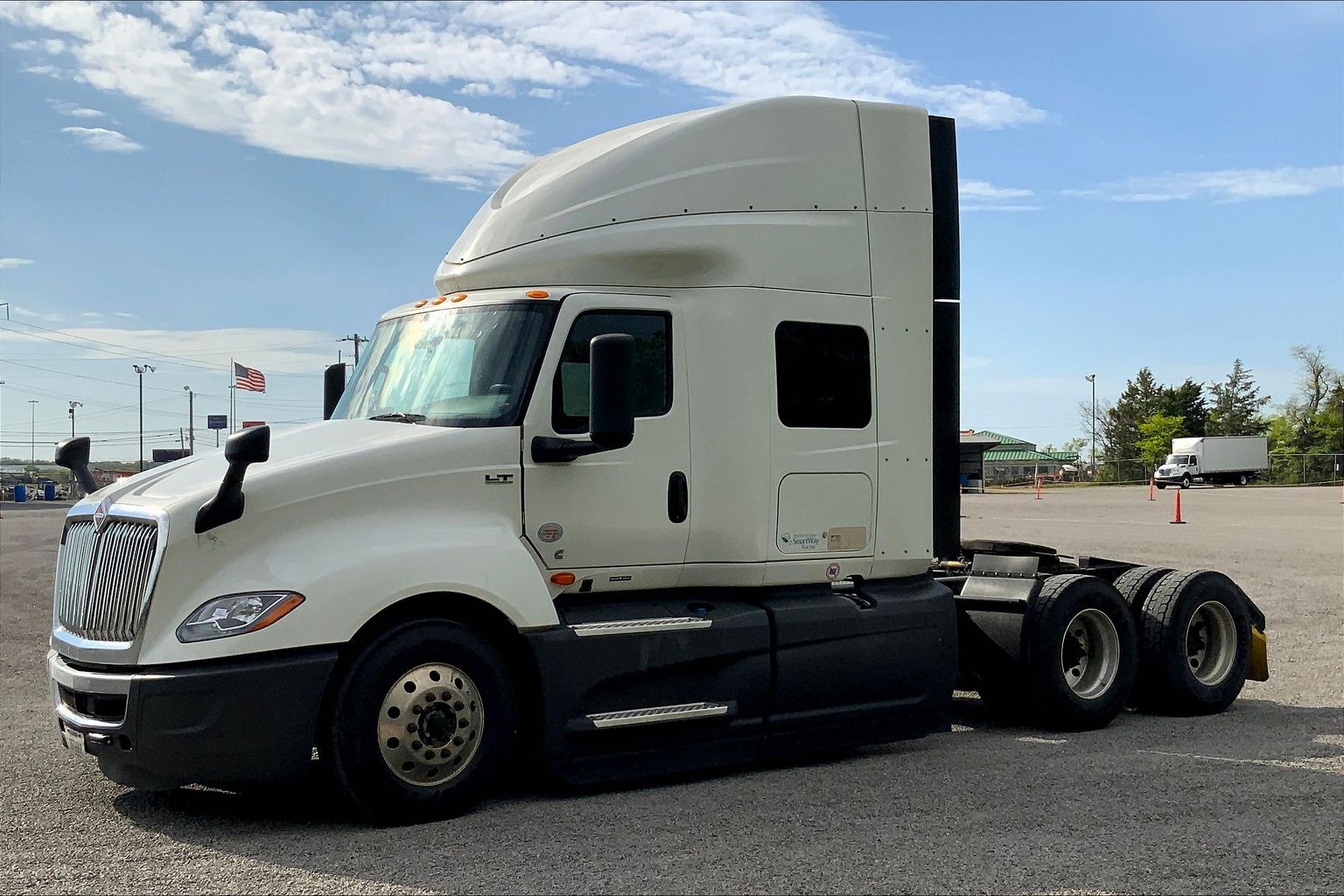 2022 CUM LT625 6x4 Sleeper - HandshakeFleet