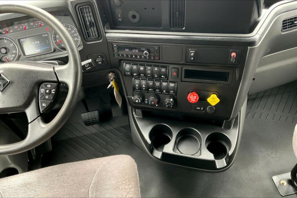 2022 CUM LT625 6×4 Sleeper