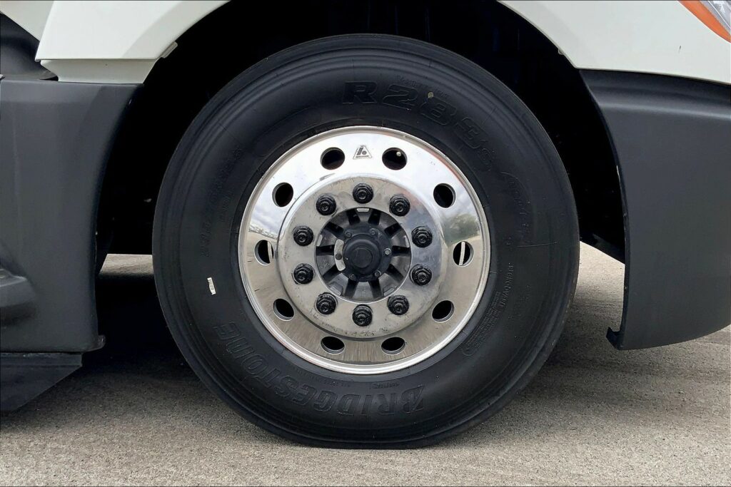 2022 CUM LT625 6×4 Sleeper