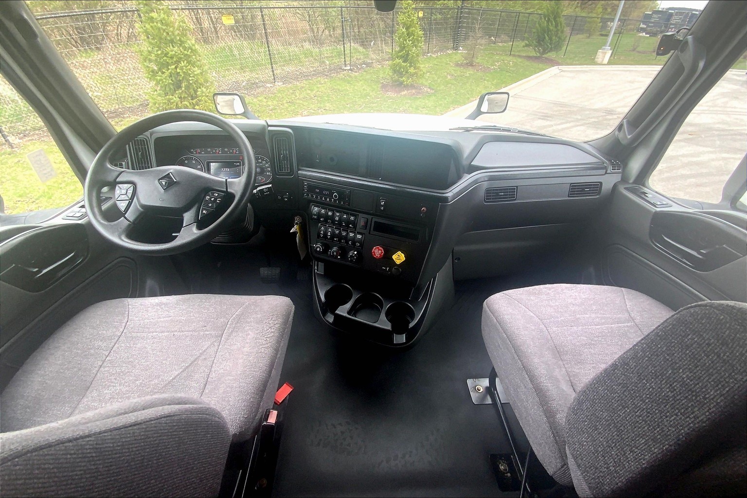 2022 CUM LT625 6×4 Sleeper