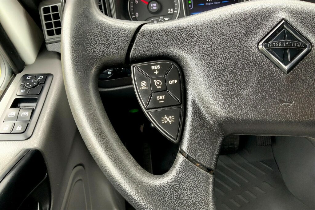 2022 CUM LT625 6×4 Sleeper