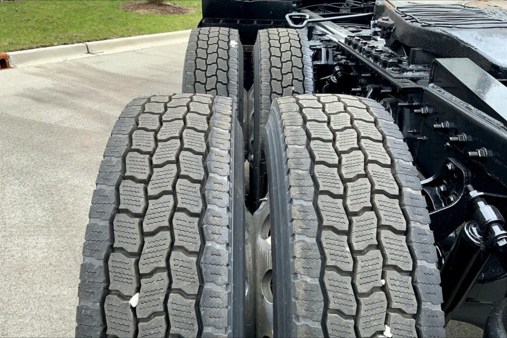 2022 CUM LT625 6×4 Sleeper