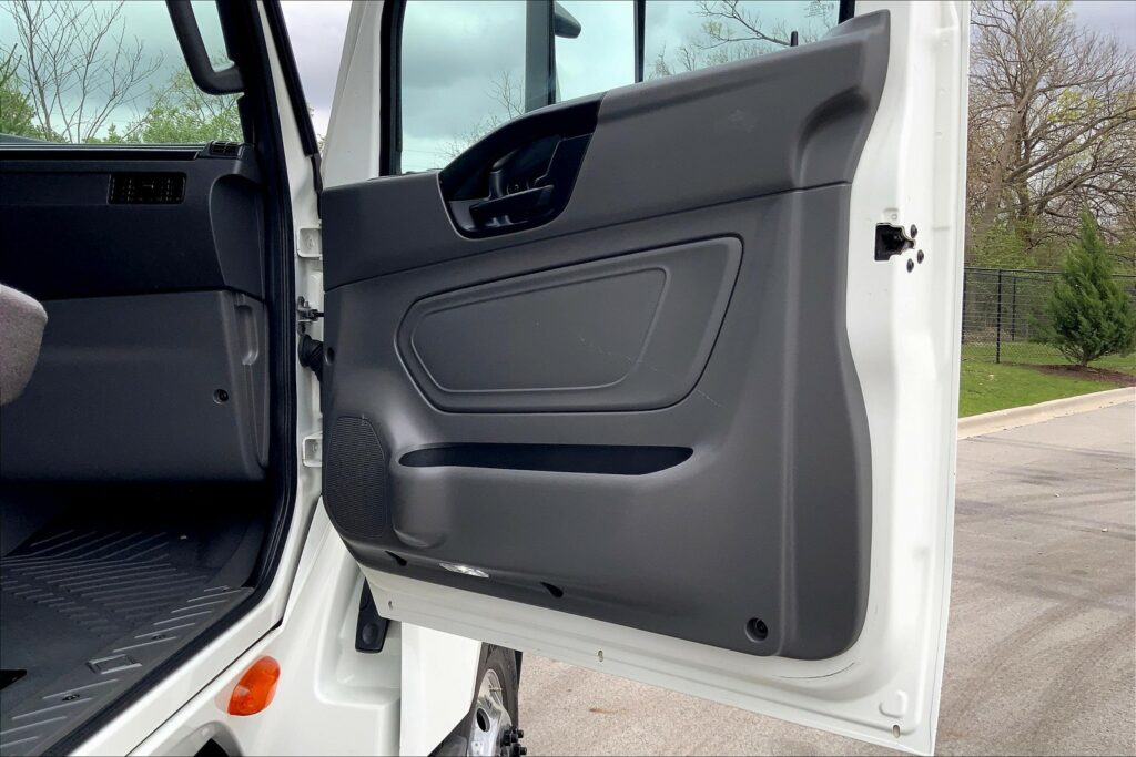 2022 CUM LT625 6×4 Sleeper